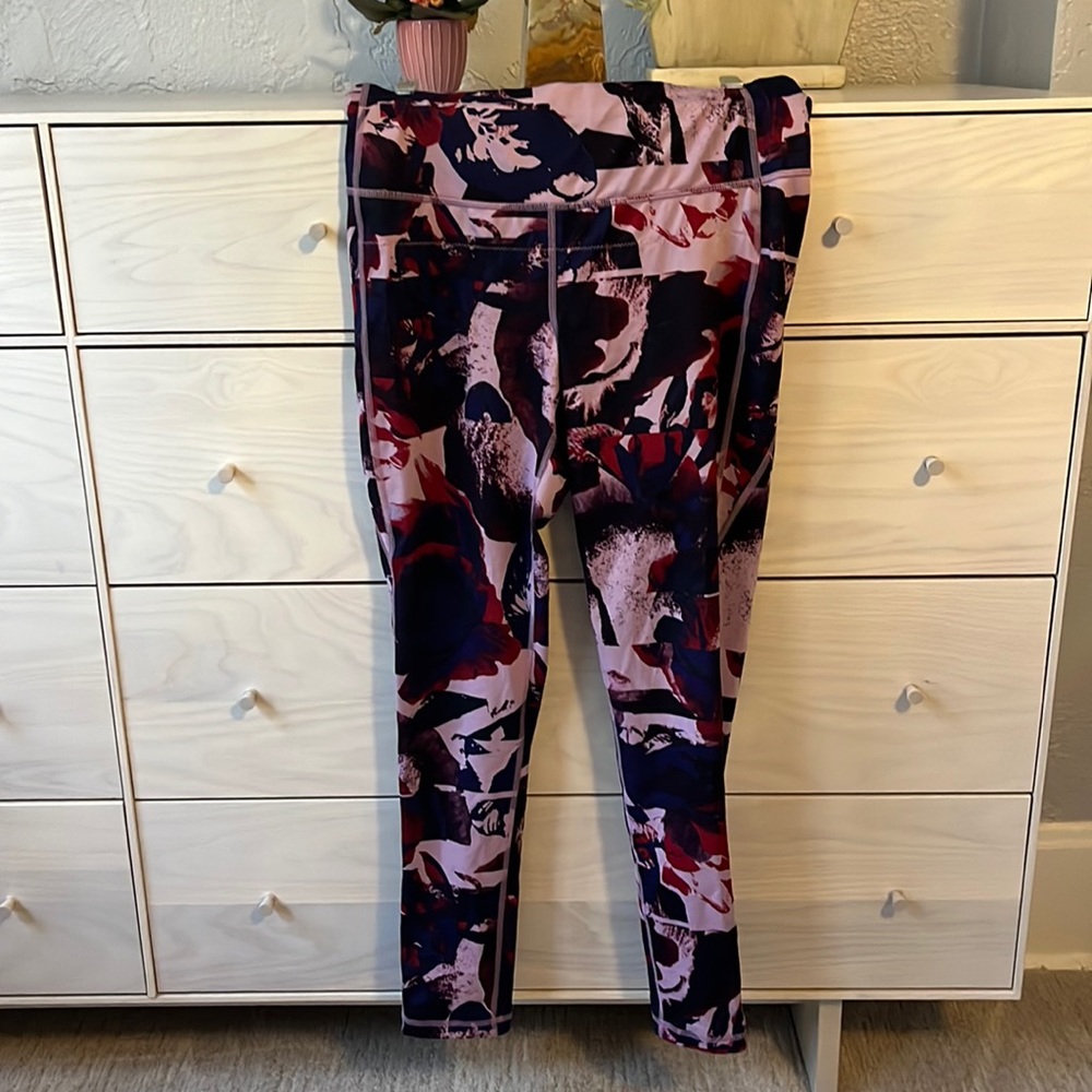 Lucy printed leggings size large